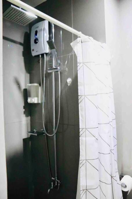 Air Residences Makati - Fully Furnished Condo With Skyline Views! Manila Bagian luar foto